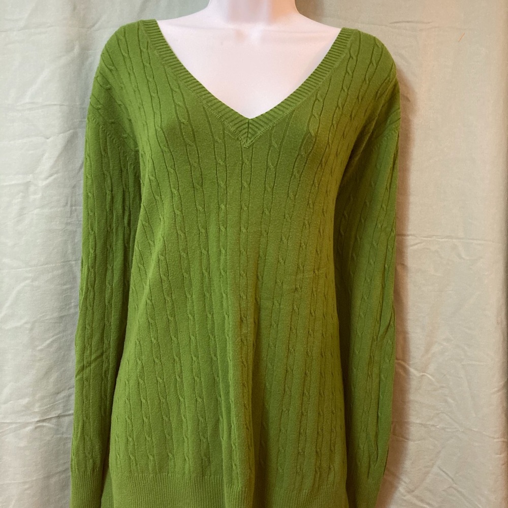 Basic green cable-knit sweater